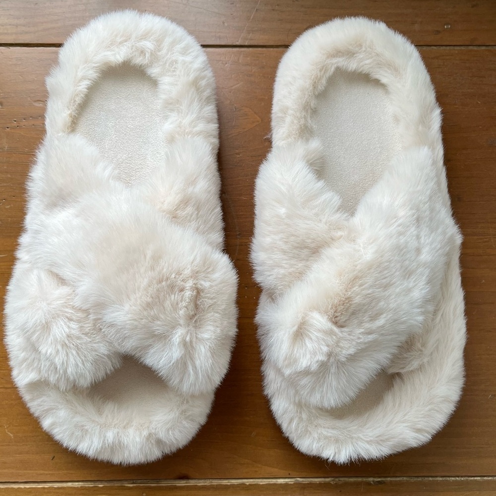 NEW Chantamoo Women's Fuzzy Cross House Slippers Memory Foam Anti Slip Cream 7 8